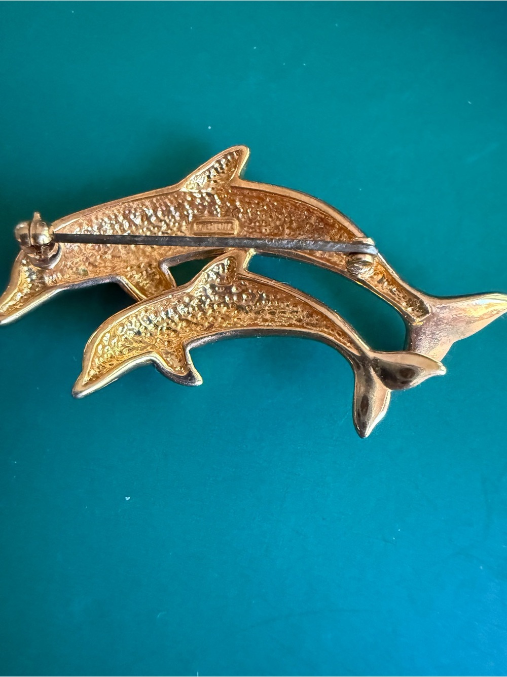 Vintage Krementz mother and baby dolphins gold brooch with rhinestone eyes - Picture 3 of 6